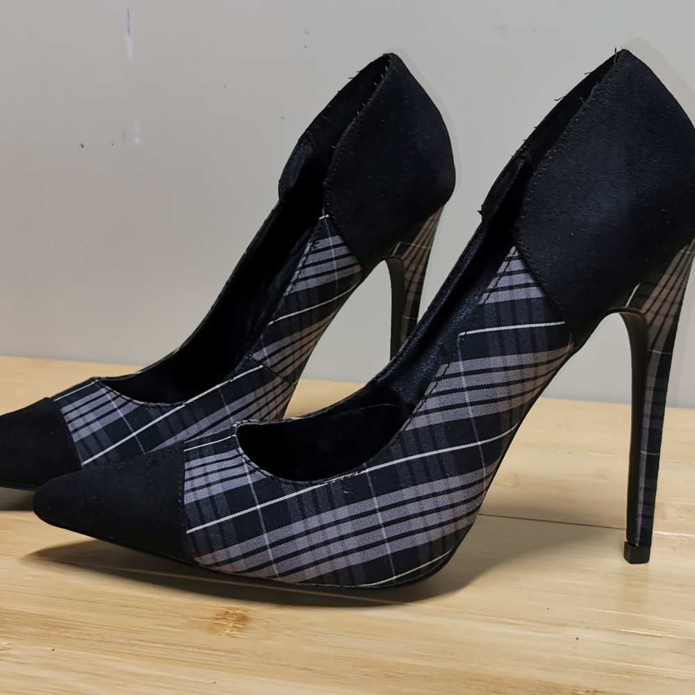 Penny loves Kenny pump size 9